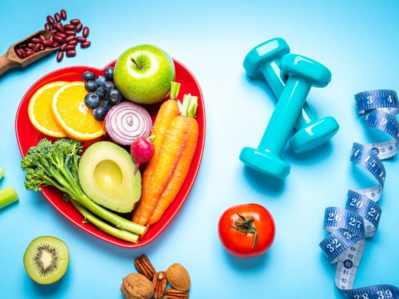 Pote com frutas, legumes e verduras representando alimentação balanceada e saudável.