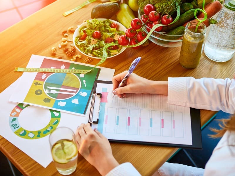 Médica nutricionista montando plano de emagrecimento saudável