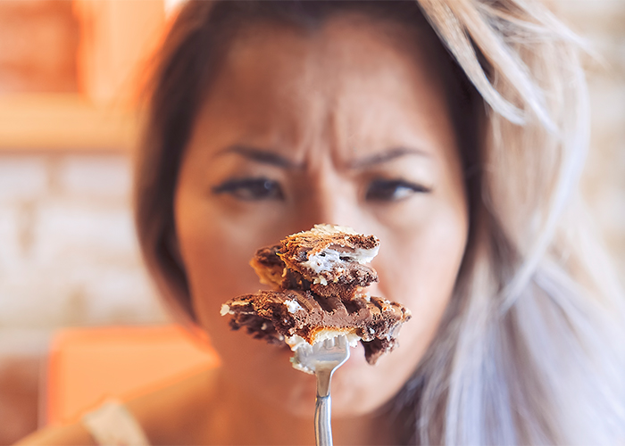 mulher frustrada por não poder comer bolo na parte de adaptação após colocar balão gástrico