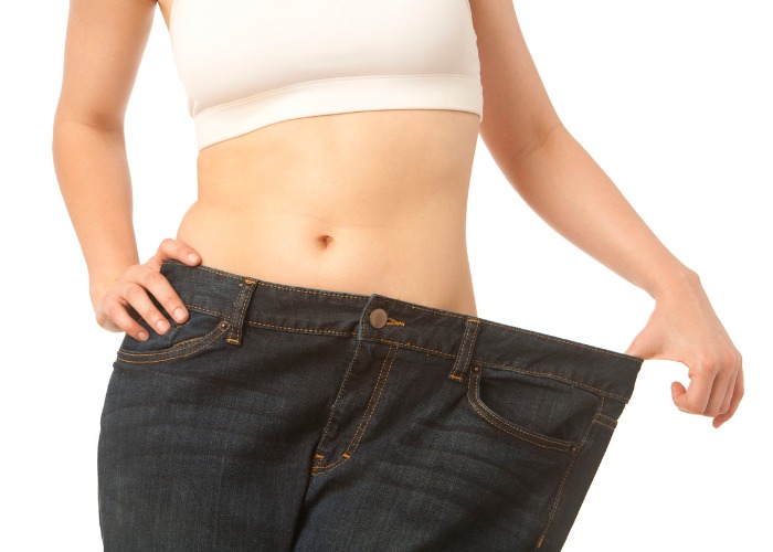 mulher mostrando perda de peso após implantação de balão gástrico