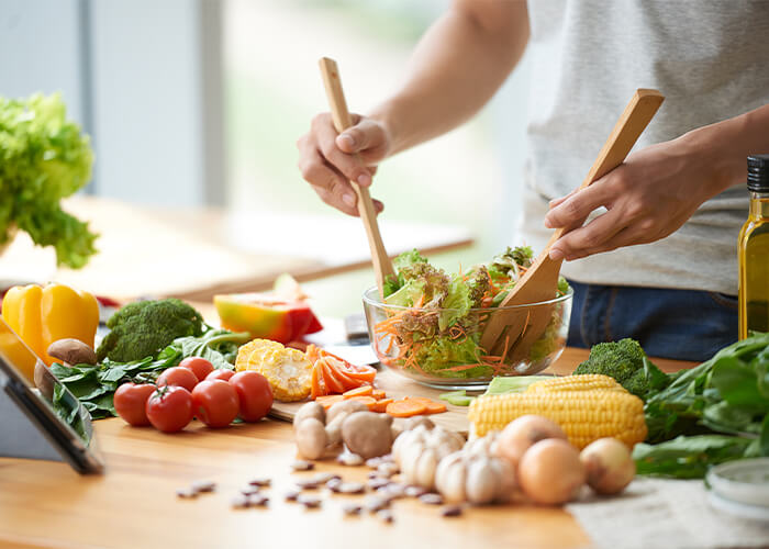 homem preparando refeição para ajudar no emagrecimento com balão