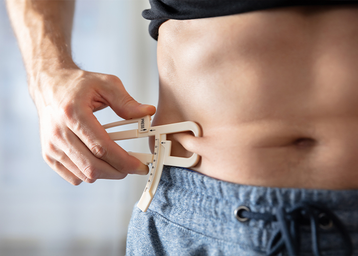 homem medindo perda de gordura após implantar balão spatz