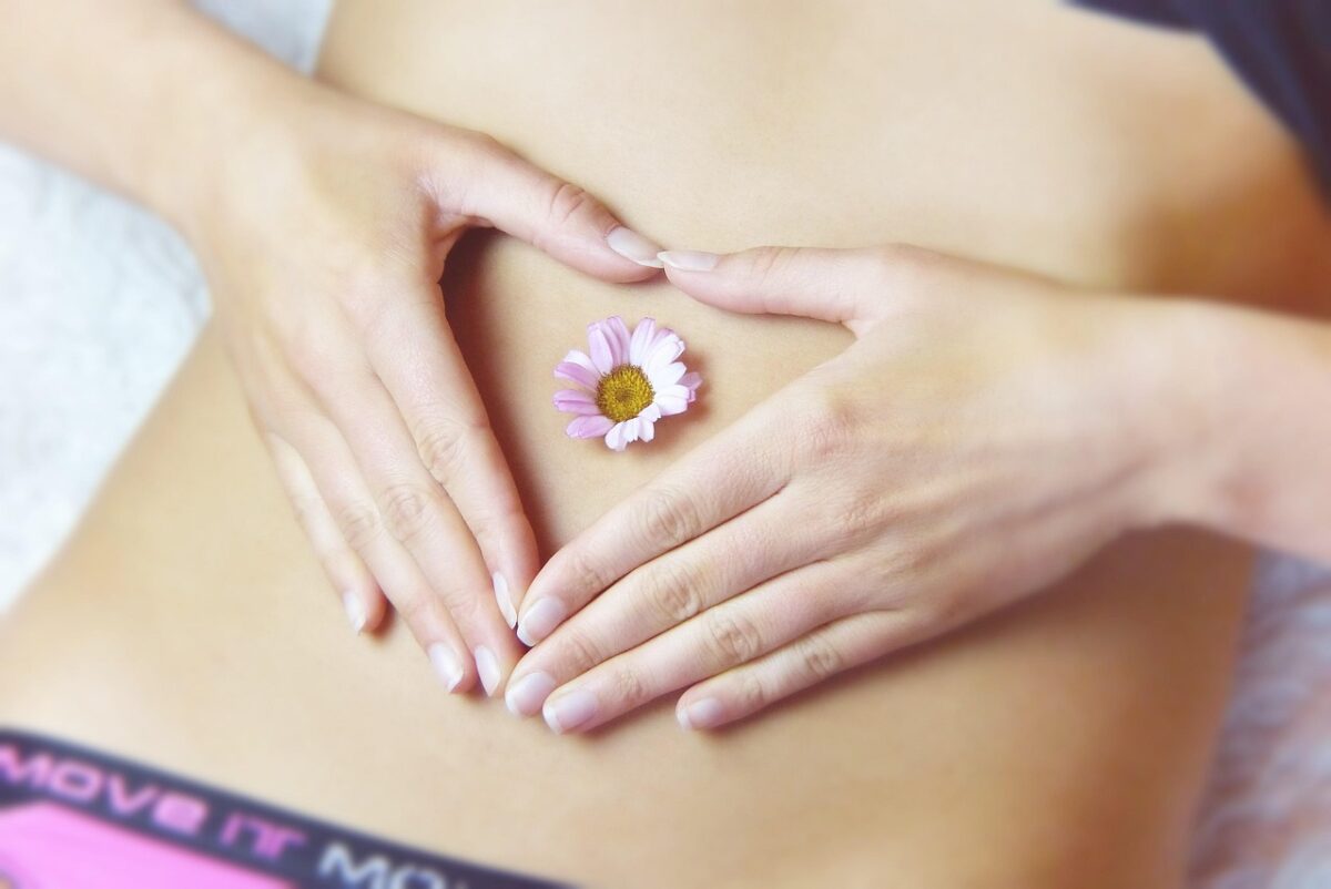 Castor Oil in the Belly Button: Benefits, Risks, and What the Evidence Really Shows